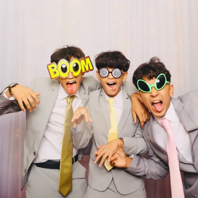 Invitados de quinceañera con lentes divertidos en el photobooth